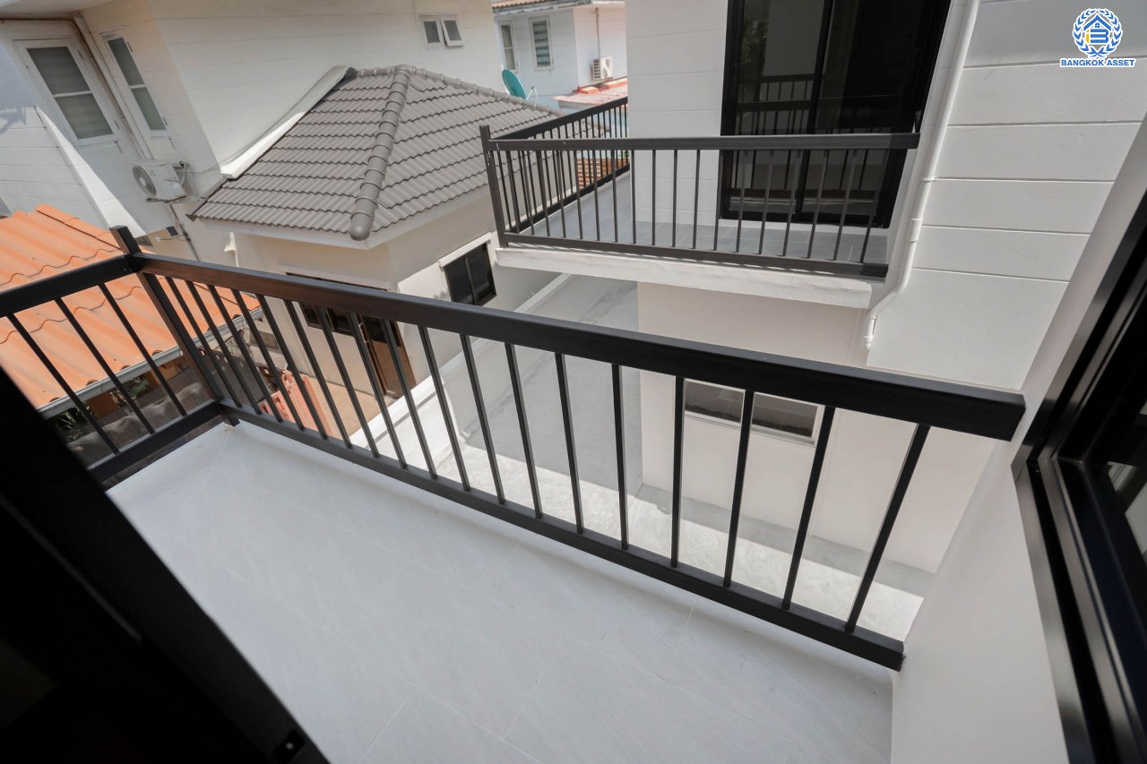 บ้านมือสองตกแต่งใหม่ โครงการ มณธานี บางแค หลังมุม ดีไซน์หรูหรา เนื้อที่ 66.6 ตร.ว. ฟังก์ชัน 3 ห้องนอน 3 ห้องน้ำ จอดรถได้ 2 คัน บนทำเลเดินทางสะดวก เชื่อมต่อหลายเส้นทาง ใกล้เดอะมอลล์บางแค ทางด่วน "กาญจนาภิเษก" และรถไฟฟ้า "สถานีหลักสอง"